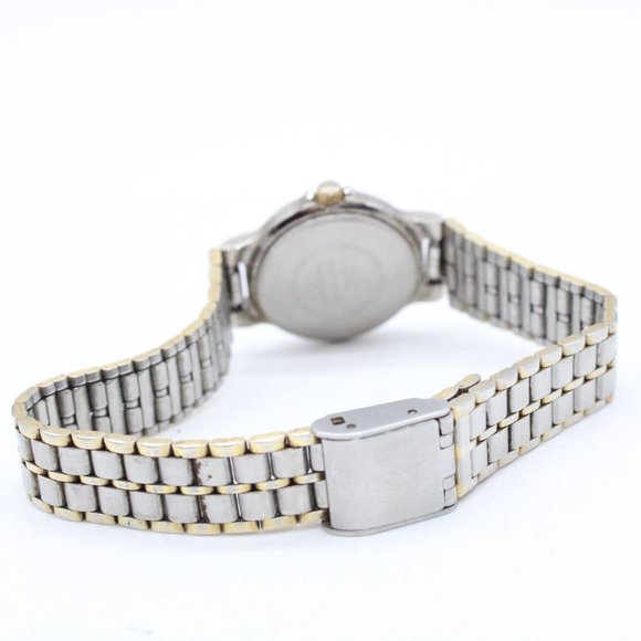 Q&Q Watch Womens Silver Tone Stainless Steel Quartz Water Resistance White Dial - Picture 7 of 8